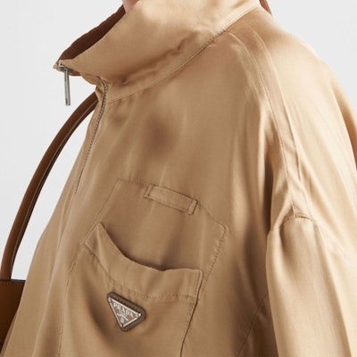 (W) PRADA SS24 卡其色徽標拉鍊設計長袖休閒夾克. P538OQ-14PE-F0065-S-OOO Sizing (W) PRADA SS24 卡其色徽標拉鍊設計長袖休閒夾克. P538OQ-14PE-F0065-S-OOO