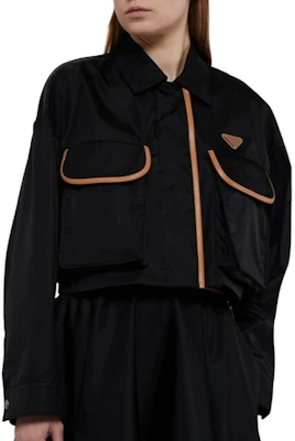 (W) プラダ SS24 ロゴ ショートポケット カジュアルジャケット - ブラック 29X169-1WQ8-F0002 Lookbook (W) プラダ SS24 ロゴ ショートポケット カジュアルジャケット - ブラック 29X169-1WQ8-F0002