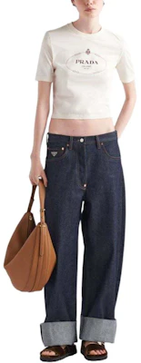 (W) PRADA SS24 Kaos Putih Logo Crewneck Lengan Pendek dengan Motif. 3549B-15D3-F0XPE-S-OOO Lookbook (W) PRADA SS24 Kaos Putih Logo Crewneck Lengan Pendek dengan Motif. 3549B-15D3-F0XPE-S-OOO