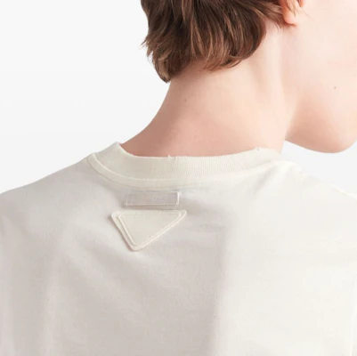 (W) PRADA SS24 Kaos Putih Logo Crewneck Lengan Pendek dengan Motif. 3549B-15D3-F0XPE-S-OOO Purchase (W) PRADA SS24 Kaos Putih Logo Crewneck Lengan Pendek dengan Motif. 3549B-15D3-F0XPE-S-OOO