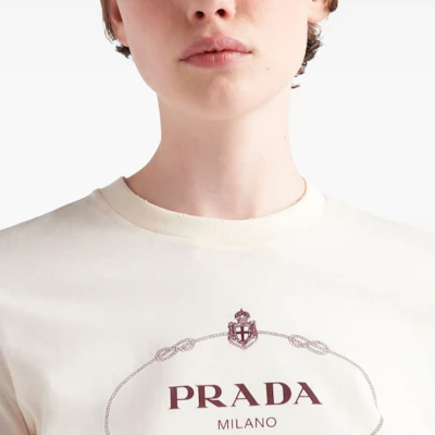 (W) PRADA SS24 Kaos Putih Logo Crewneck Lengan Pendek dengan Motif. 3549B-15D3-F0XPE-S-OOO Details for (W) PRADA SS24 Kaos Putih Logo Crewneck Lengan Pendek dengan Motif. 3549B-15D3-F0XPE-S-OOO