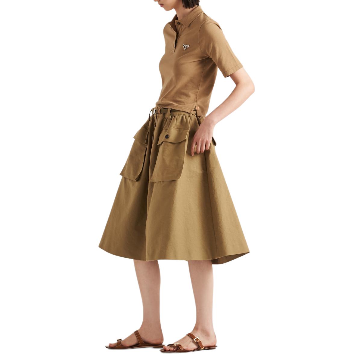 Lookbook (W) PRADA SS24 修身版型標誌刺繡卡其色 POLO 衫。 39575-14LR-F0241-S-OOO
