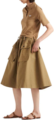 (W) PRADA SS24 修身版型標誌刺繡卡其色 POLO 衫。 39575-14LR-F0241-S-OOO Lookbook (W) PRADA SS24 修身版型標誌刺繡卡其色 POLO 衫。 39575-14LR-F0241-S-OOO