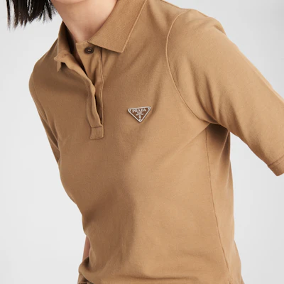(W) PRADA SS24 修身版型標誌刺繡卡其色 POLO 衫。 39575-14LR-F0241-S-OOO Purchase (W) PRADA SS24 修身版型標誌刺繡卡其色 POLO 衫。 39575-14LR-F0241-S-OOO