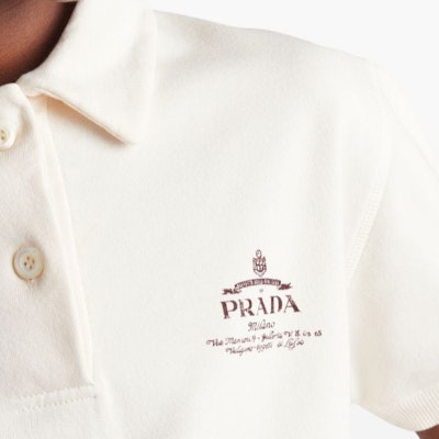 (W) PRADA SS24 Polo de Manga Corta de Felpa Blanca con Logo Impreso. 135726-15DF-F0018-S-OOO Purchase (W) PRADA SS24 Polo de Manga Corta de Felpa Blanca con Logo Impreso. 135726-15DF-F0018-S-OOO