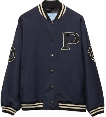 (W) Chaqueta Prada SS24 Azul Marino Rayada con Cuello Beisbolero y Parche de Letra P521PR-12I1-F0124-S-OOO Buy (W) Chaqueta Prada SS24 Azul Marino Rayada con Cuello Beisbolero y Parche de Letra P521PR-12I1-F0124-S-OOO