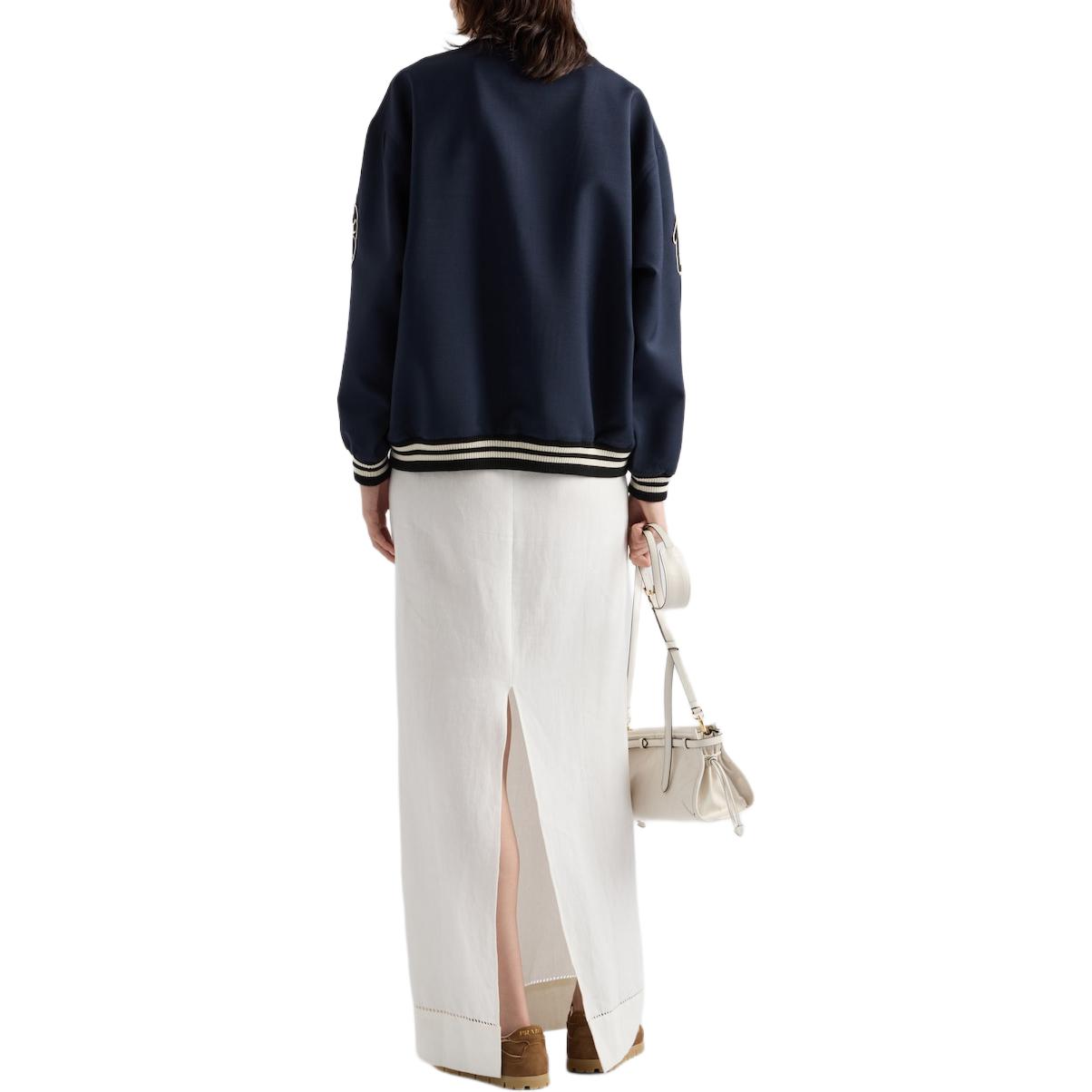 Lookbook (W) Chaqueta Prada SS24 Azul Marino Rayada con Cuello Beisbolero y Parche de Letra P521PR-12I1-F0124-S-OOO