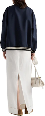 (W) Chaqueta Prada SS24 Azul Marino Rayada con Cuello Beisbolero y Parche de Letra P521PR-12I1-F0124-S-OOO Lookbook (W) Chaqueta Prada SS24 Azul Marino Rayada con Cuello Beisbolero y Parche de Letra P521PR-12I1-F0124-S-OOO