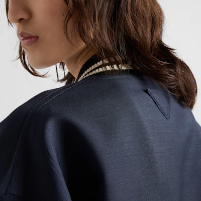 (W) Chaqueta Prada SS24 Azul Marino Rayada con Cuello Beisbolero y Parche de Letra P521PR-12I1-F0124-S-OOO Shop (W) Chaqueta Prada SS24 Azul Marino Rayada con Cuello Beisbolero y Parche de Letra P521PR-12I1-F0124-S-OOO