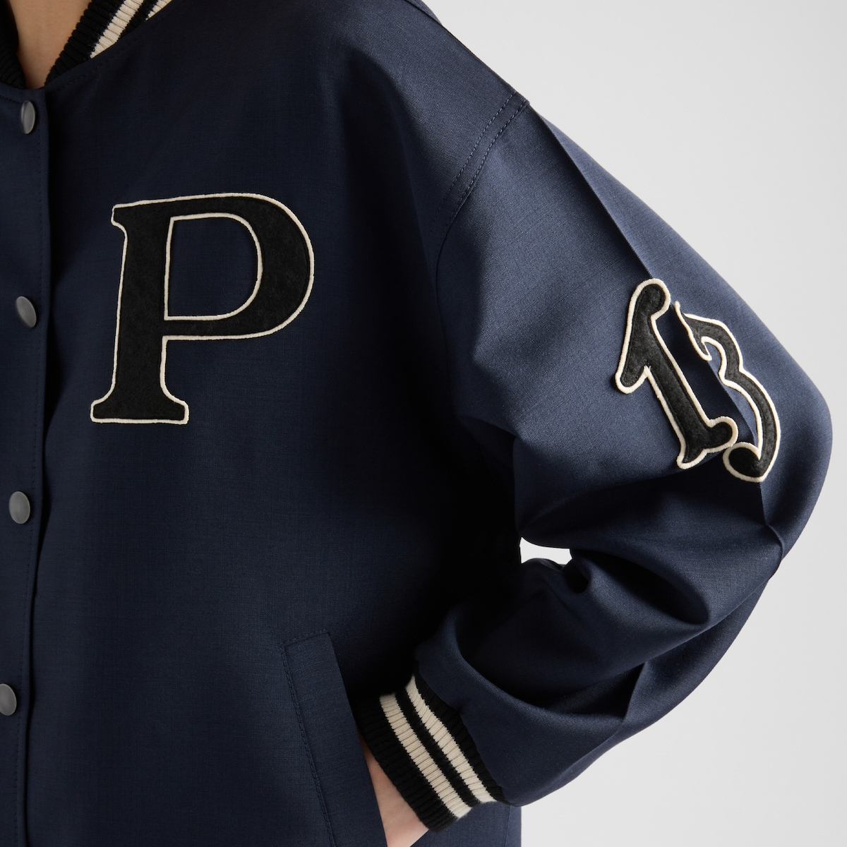 Purchase (W) Chaqueta Prada SS24 Azul Marino Rayada con Cuello Beisbolero y Parche de Letra P521PR-12I1-F0124-S-OOO