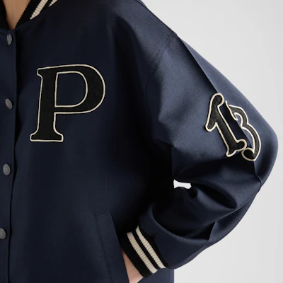 (W) Chaqueta Prada SS24 Azul Marino Rayada con Cuello Beisbolero y Parche de Letra P521PR-12I1-F0124-S-OOO Purchase (W) Chaqueta Prada SS24 Azul Marino Rayada con Cuello Beisbolero y Parche de Letra P521PR-12I1-F0124-S-OOO