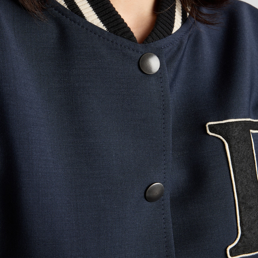 Details for (W) Chaqueta Prada SS24 Azul Marino Rayada con Cuello Beisbolero y Parche de Letra P521PR-12I1-F0124-S-OOO