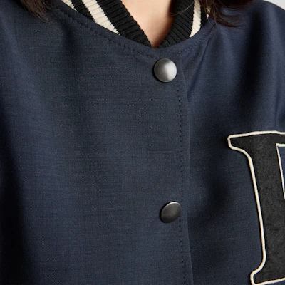 (W) Chaqueta Prada SS24 Azul Marino Rayada con Cuello Beisbolero y Parche de Letra P521PR-12I1-F0124-S-OOO Details for (W) Chaqueta Prada SS24 Azul Marino Rayada con Cuello Beisbolero y Parche de Letra P521PR-12I1-F0124-S-OOO