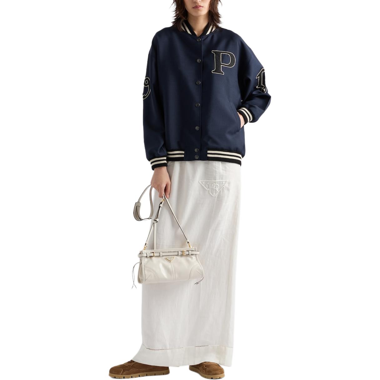 Sizing (W) Chaqueta Prada SS24 Azul Marino Rayada con Cuello Beisbolero y Parche de Letra P521PR-12I1-F0124-S-OOO