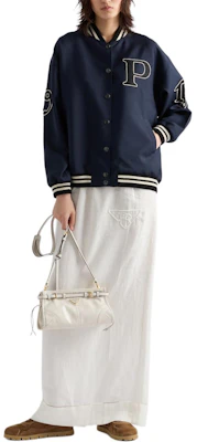 (W) Chaqueta Prada SS24 Azul Marino Rayada con Cuello Beisbolero y Parche de Letra P521PR-12I1-F0124-S-OOO Sizing (W) Chaqueta Prada SS24 Azul Marino Rayada con Cuello Beisbolero y Parche de Letra P521PR-12I1-F0124-S-OOO