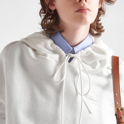 (W) 普拉达三角标志白色女士连帽卫衣 134672113BF0009S231 Sizing (W) 普拉达三角标志白色女士连帽卫衣 134672113BF0009S231