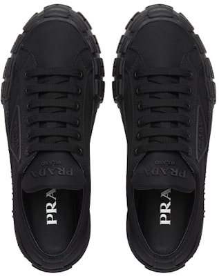 Prada Wheel 再生尼龍華達呢運動時尚板鞋 女款 黑色 Shop Prada Wheel 再生尼龍華達呢運動時尚板鞋 女款 黑色