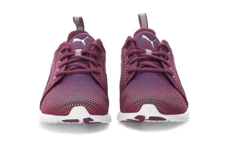 Shop Puma Carson Runner Prism 減震防滑低幫運動鞋 女款 紫