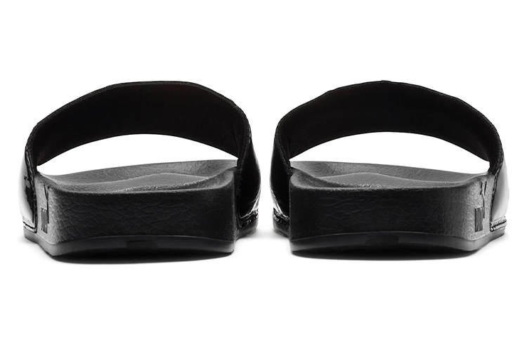 Shop Puma Leadcat Patent 舒適運動拖鞋 女款 黑