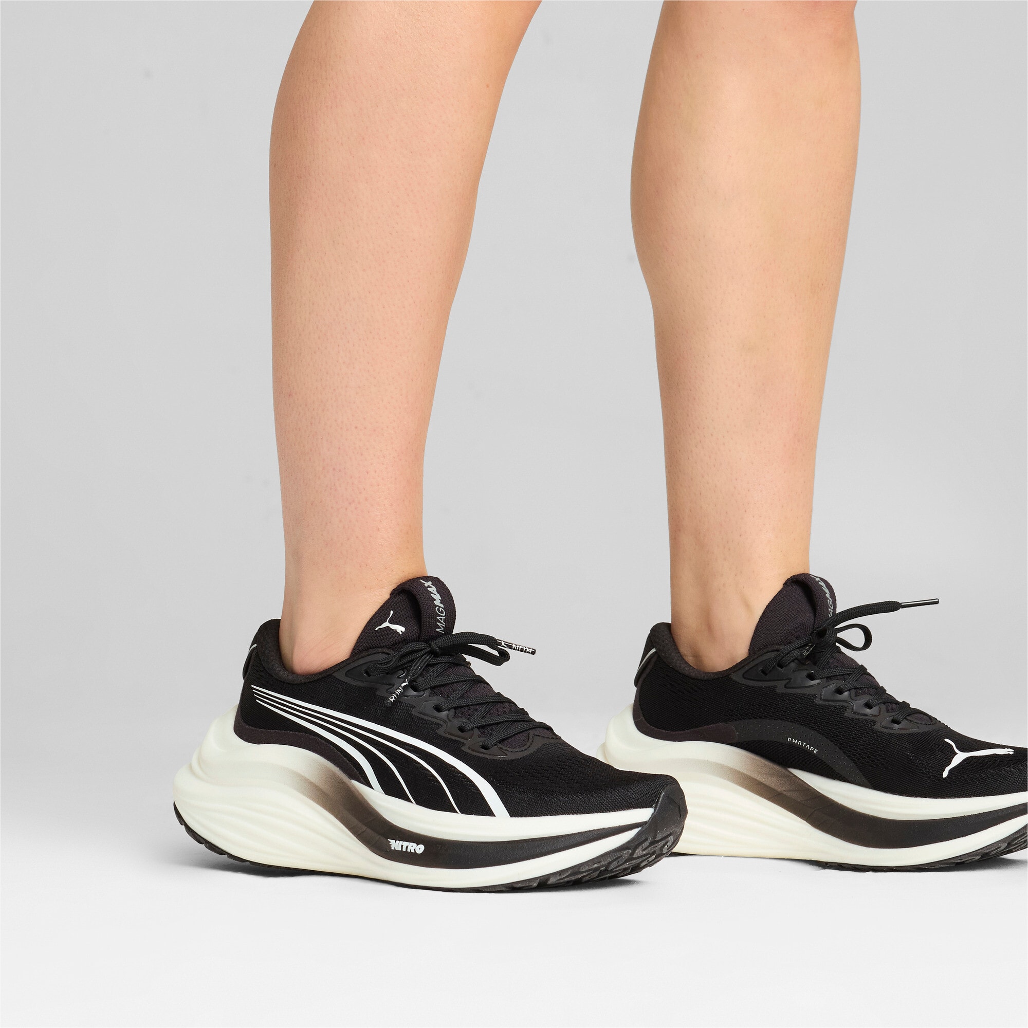 Lookbook Zapatillas para Correr MagmaX Nitro (Mujer) 310089-01
