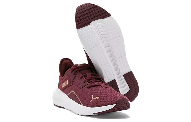 Shop Puma Platinum Shimmer 低幫跑步鞋 女款 酒紅色