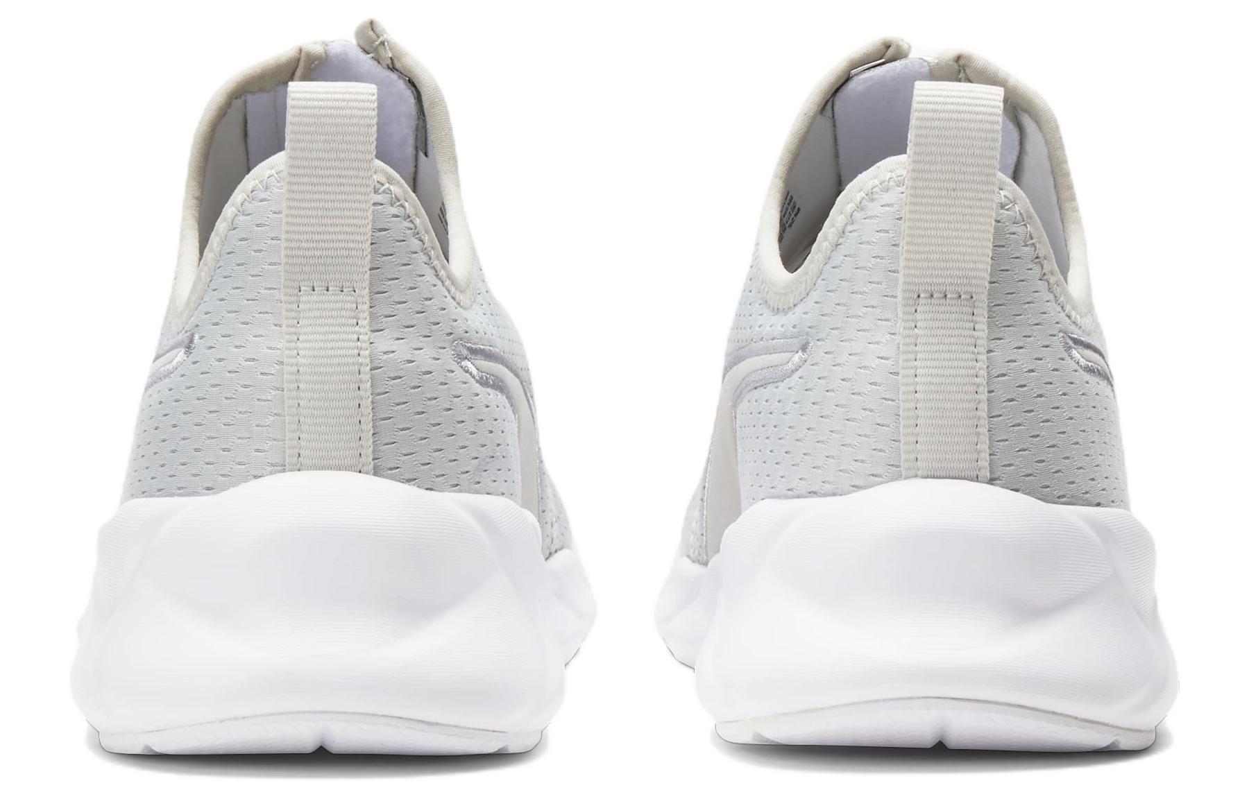 Shop PUMA Weave Zip 低幫 跑步鞋 女款 灰白色