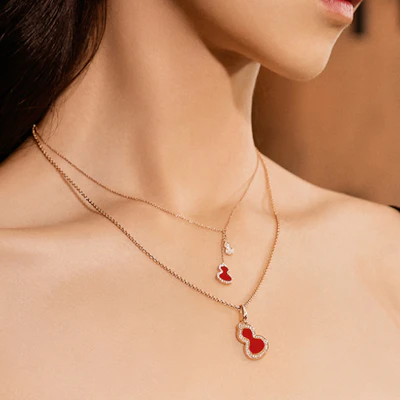 (W) Collar Qeelin Wulu Calabaza Oro 18K y Diamantes Mujer Rojo/Verde. WUNPT8BRGRA_WUNPT8BRGJE Lookbook (W) Collar Qeelin Wulu Calabaza Oro 18K y Diamantes Mujer Rojo/Verde. WUNPT8BRGRA_WUNPT8BRGJE