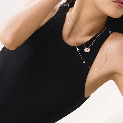 (W) Qeelin Yu Yi Loket Rantai Wanita, Emas Ros 18K, Berlian & Pink Opal. YYL-040-NL-RGDPO Lookbook (W) Qeelin Yu Yi Loket Rantai Wanita, Emas Ros 18K, Berlian & Pink Opal. YYL-040-NL-RGDPO