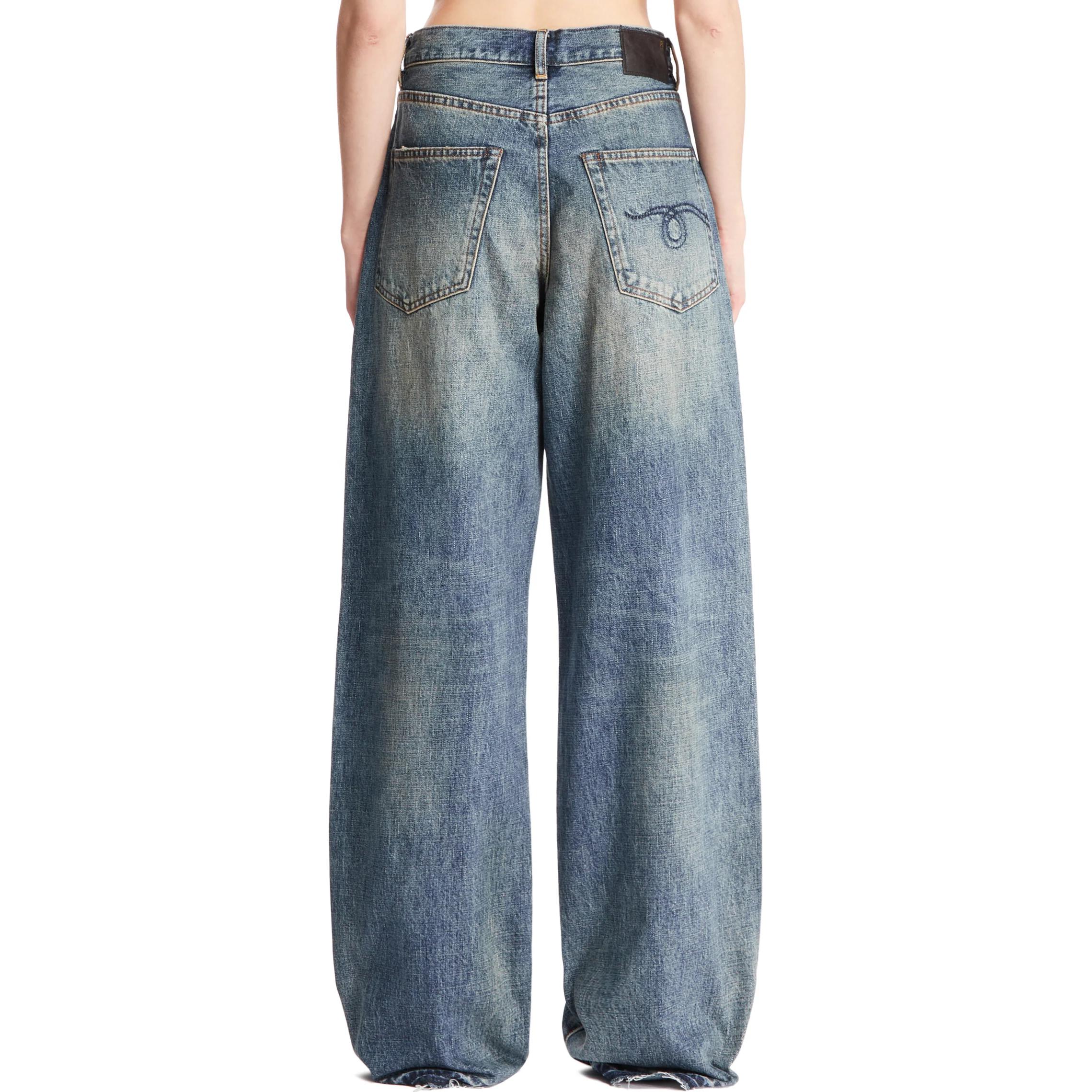 Lookbook (W) R13 女生藍色牛仔低腰寬鬆直筒褲。 R13WD038-D213C