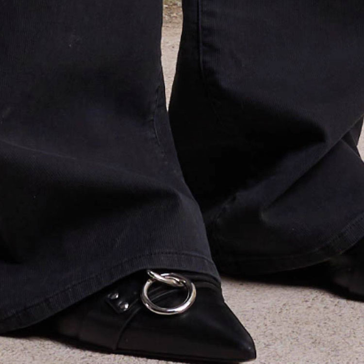 Sizing (W) R13 SS24 修身黑色喇叭直筒牛仔褲。 R13W7020-D183A