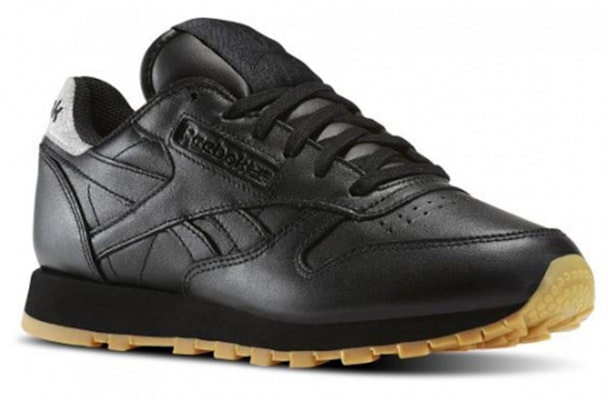 (W) Reebok Classic Leather 'Black Gum' Hitam Coklat BD4422 Lookbook (W) Reebok Classic Leather 'Black Gum' Hitam Coklat BD4422