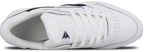 Shop Reebok Classic Leather 透氣舒適低筒運動鞋 女款 白藍色
