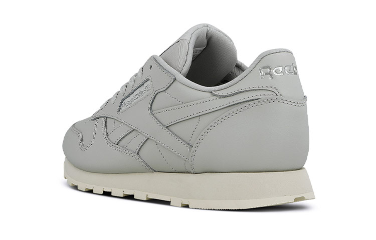 Shop Reebok 經典皮革低幫運動鞋 女款 水泥灰