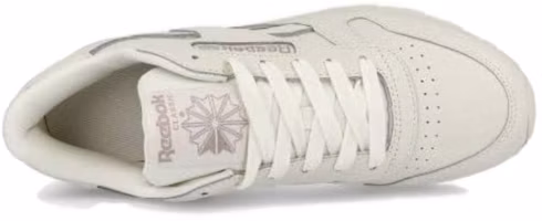 Shop Reebok Classic Leather 輕便舒適 低筒運動鞋 女款 米白