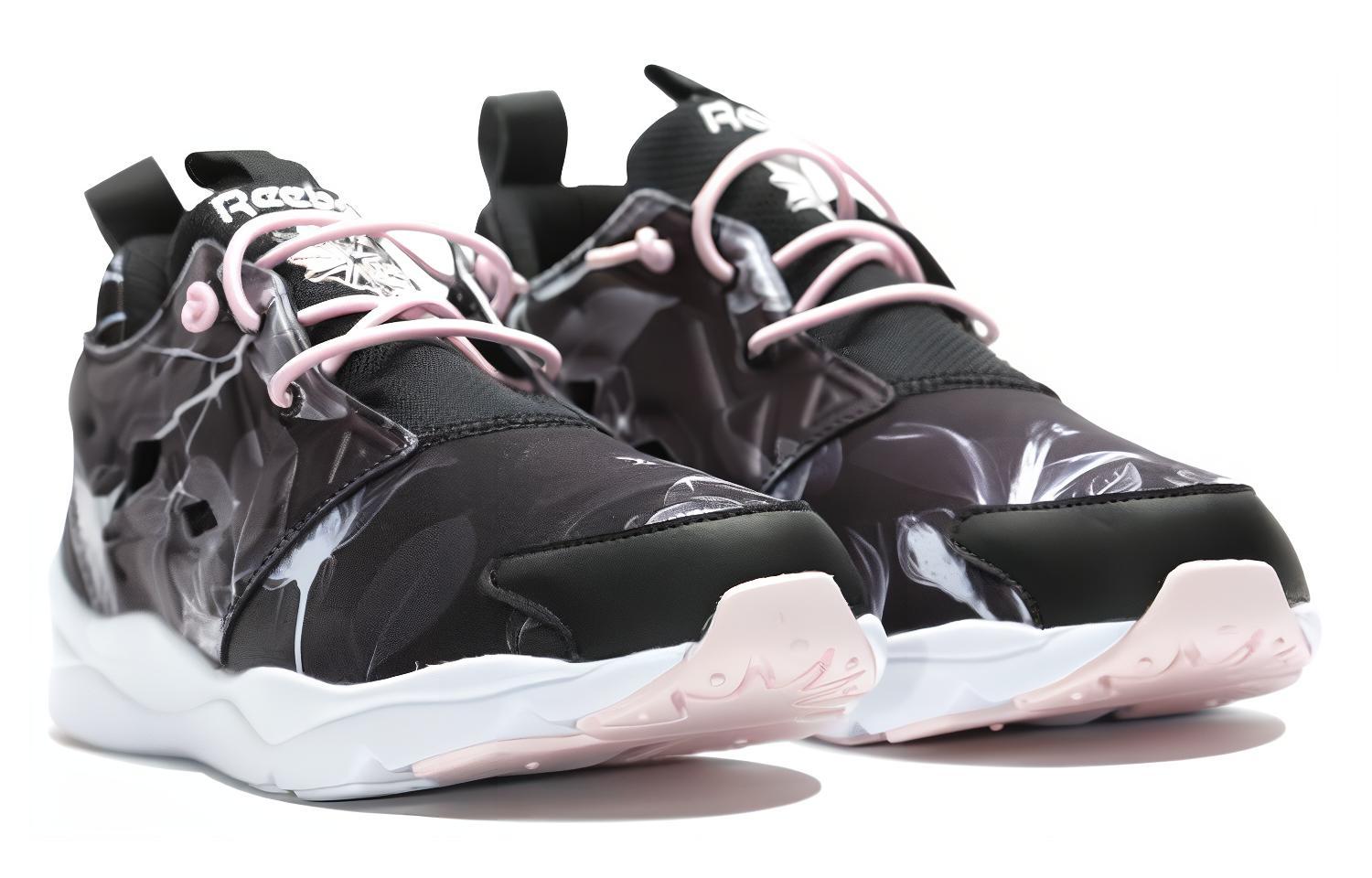 Lookbook Reebok Furylite Graphic 舒適耐磨慢跑鞋 女款 石墨灰粉