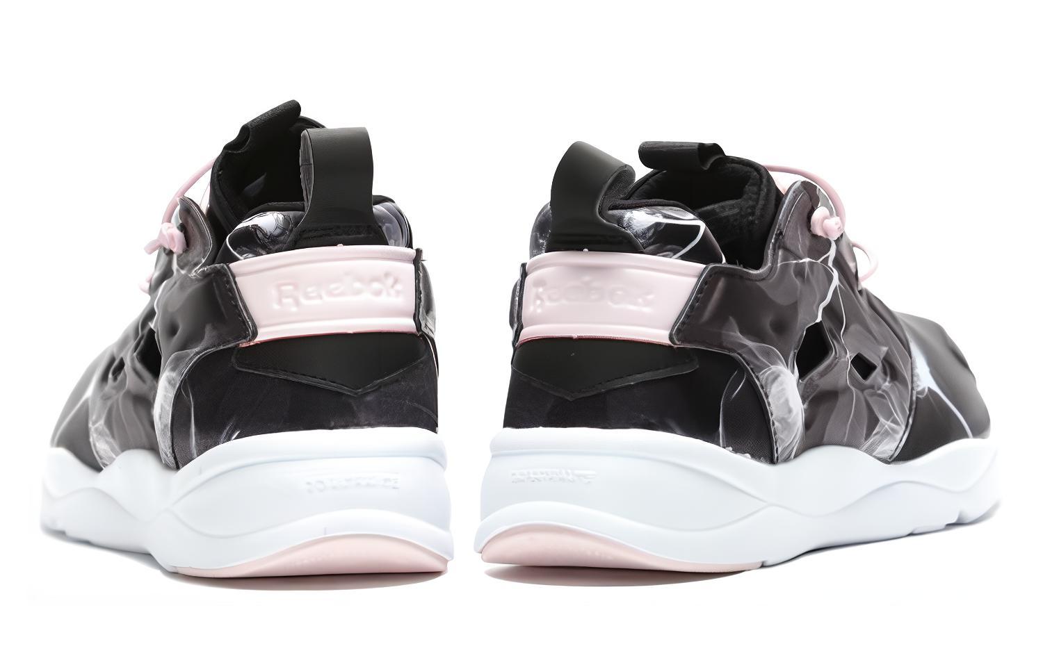 Shop Reebok Furylite Graphic 舒適耐磨慢跑鞋 女款 石墨灰粉