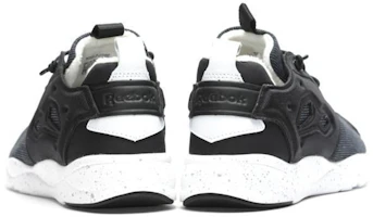 Shop Reebok Furylite 冬季款舒適耐磨跑步鞋 女款 黑灰