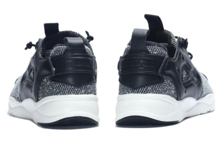 Shop (W) Reebok Furylite Invierno 'Negro Gris' V70752