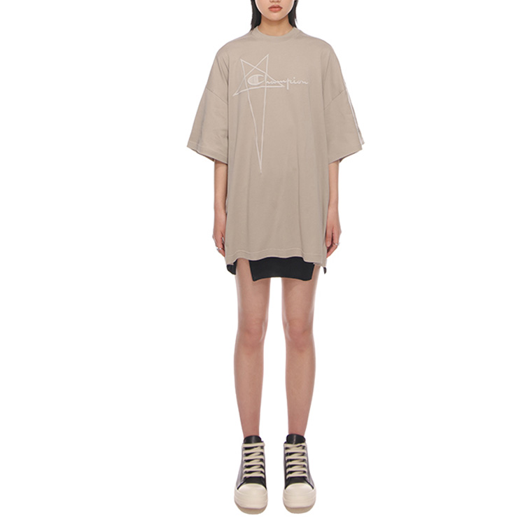 Lookbook (W) 릭 오웬스 x 챔피언 SS22 로고 베이지 자수 티셔츠. CW01B5375-08