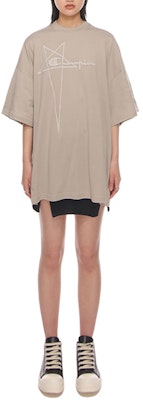 (W) 릭 오웬스 x 챔피언 SS22 로고 베이지 자수 티셔츠. CW01B5375-08 Lookbook (W) 릭 오웬스 x 챔피언 SS22 로고 베이지 자수 티셔츠. CW01B5375-08