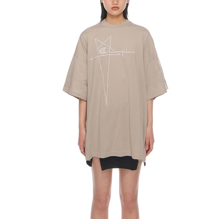 Shop (W) 릭 오웬스 x 챔피언 SS22 로고 베이지 자수 티셔츠. CW01B5375-08