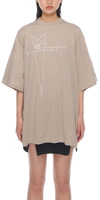 (W) 릭 오웬스 x 챔피언 SS22 로고 베이지 자수 티셔츠. CW01B5375-08 Shop (W) 릭 오웬스 x 챔피언 SS22 로고 베이지 자수 티셔츠. CW01B5375-08