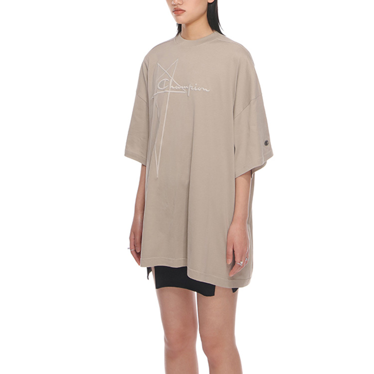 Details for (W) 릭 오웬스 x 챔피언 SS22 로고 베이지 자수 티셔츠. CW01B5375-08