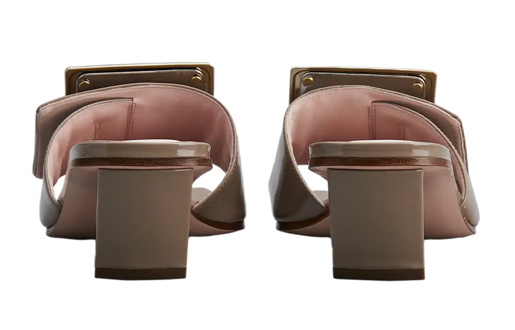 Shop (W) Roger Vivier 米色漆皮金属扣方头粗跟拖鞋 RVW65832800D1PC415