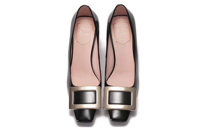Shop Roger Vivier 羅傑維維亞 Belle Vivier 漆皮 金屬方扣淺口 粗跟 高跟鞋 7.5cm 女款 黑色