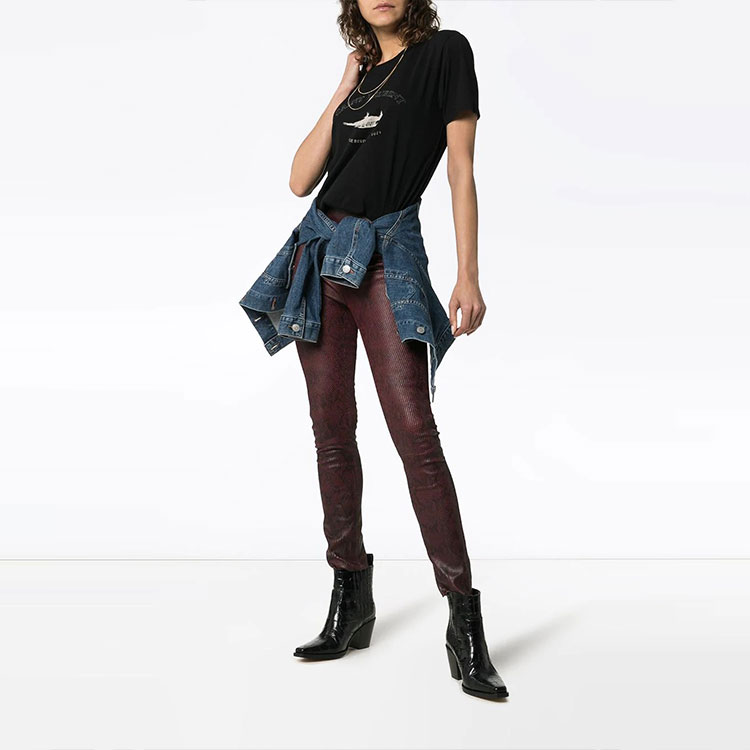 Lookbook (W) 생로랑 블랙 로고 크루넥 반팔 티셔츠. 553443YB2ZO1095