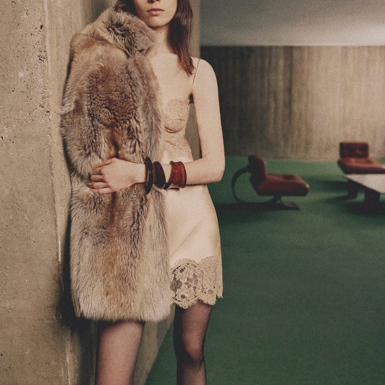 Shop (W) Vestido Beige de Encaje Ajustable SAINT LAURENT FW24. 793251Y001W2850