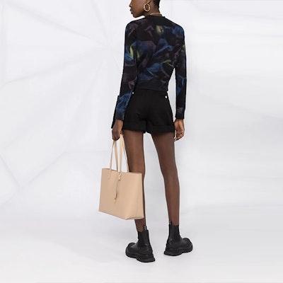 (W) SAINT LAURENT Logo印花波浪紋圓領長袖女款黑色上衣 652507Y36CZ1134 Shop (W) SAINT LAURENT Logo印花波浪紋圓領長袖女款黑色上衣 652507Y36CZ1134