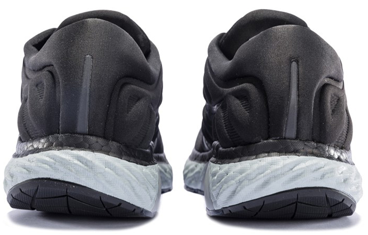 Shop (W) サッカニー ハリケーン22 "ブラックアウト" S10544-35