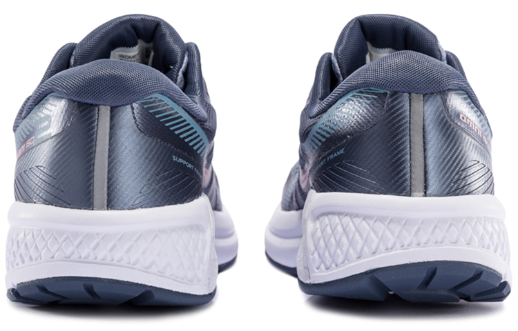 Shop Saucony Omni 全擎 ISO2 穩定支撐跑步鞋 灰粉 女款